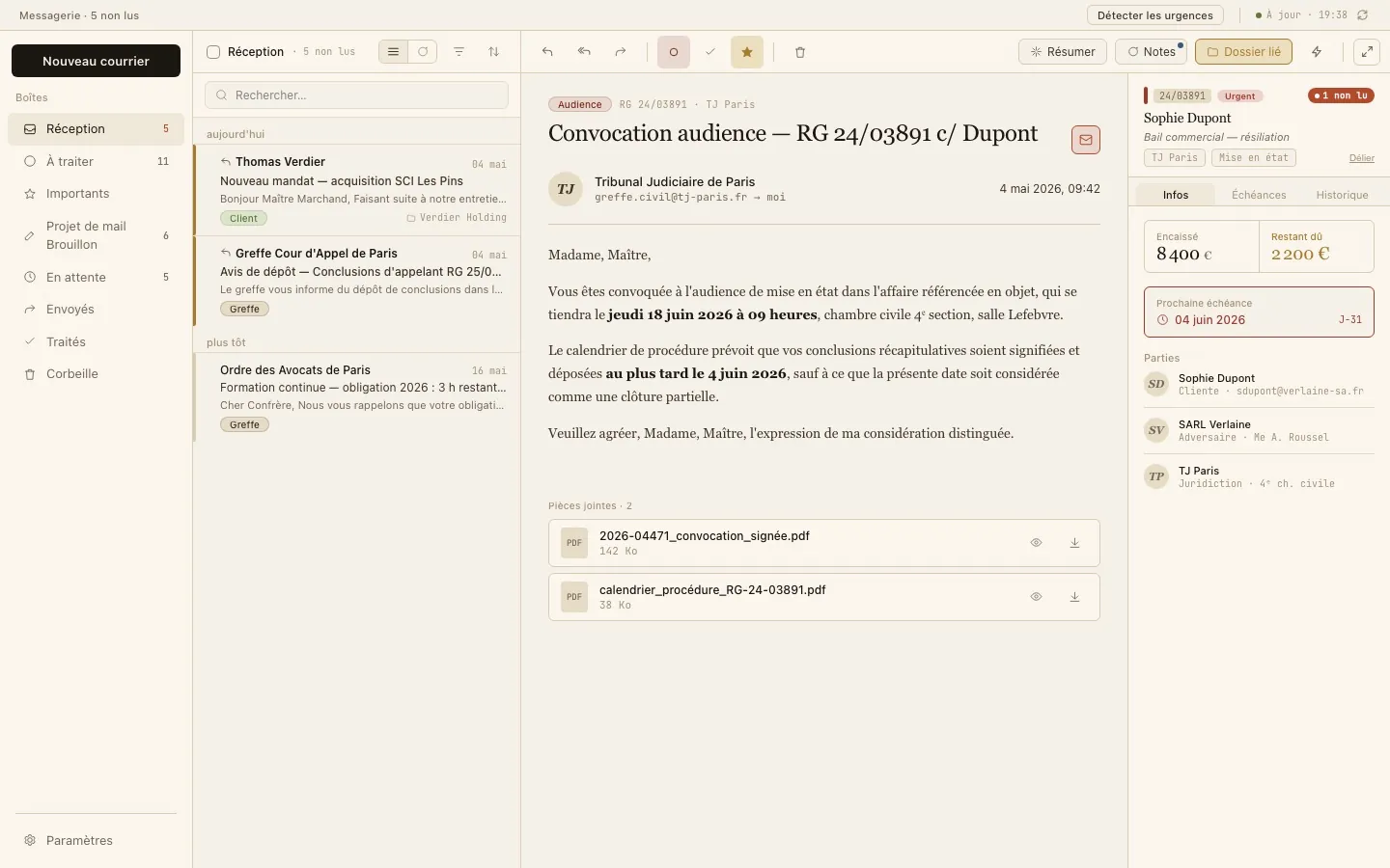 La messagerie LyraLex : un email de convocation d'audience avec le dossier client affiché à côté.